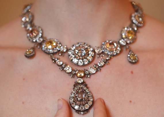 러시아 제국 피요트르 대제 왕비였던 카테리나 1세가 착용했던 다이아몬드 목걸이가 2011년 11월 9일(현지시간) 경매를 앞두고 스위스 제네바에서 공개됐다. 시장을 장악했던 천연 다이아몬드는 엄청난 가격과 윤리·환경 문제가 겹쳐져 MZ세대에서 인기가 시들한 것으로 나타났다. 로이터뉴스1