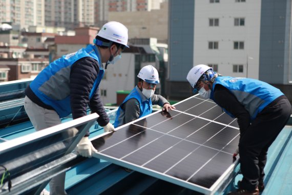 지난 16일 한양 임직원과 협력사 직원들이 인천 만월종합사회복지관에서 태양광 집열판을 설치하고 있다. 한양 제공