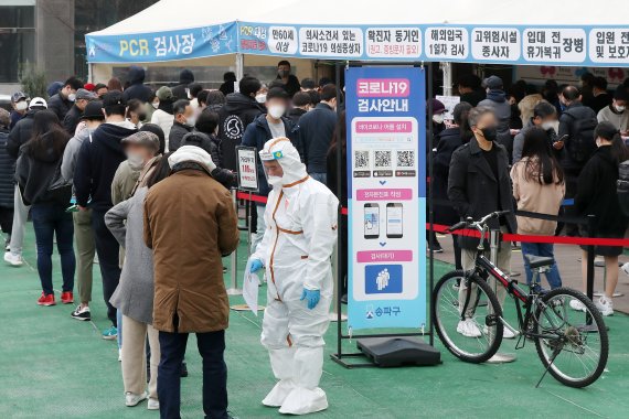 16일 오전 서울 송파구보건소에 마련된 선별검사소를 찾은 시민들이 길게 줄 서 검사 차례를 기다리고 있다. 2022.3.16/뉴스1 © News1 민경석 기자