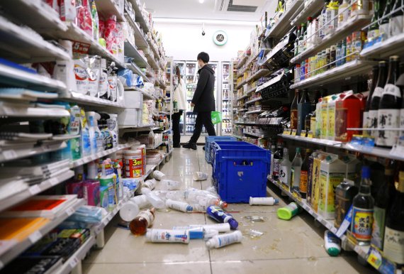 17일 일본 미야기현 센다이시의 한 편의점 내부 모습. 전날 밤 지진으로 물건들이 바닥에 떨어져 있다. 로이터 뉴스1
