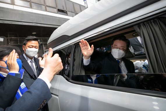 대선에서 패배한 이재명 더불어민주당 후보가 10일 오후 서울 여의도 중앙당사에서 열린 선대위 해단식을 마친 뒤 인사하며 떠나고 있다. 2022.3.10 /사진=뉴스1
