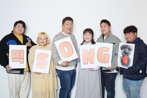 (왼쪽부터) 김태원, 홍윤화, 유민상, 김민경, 문세윤, 이명규 PD/ 사진제공=IHQ © 뉴스1