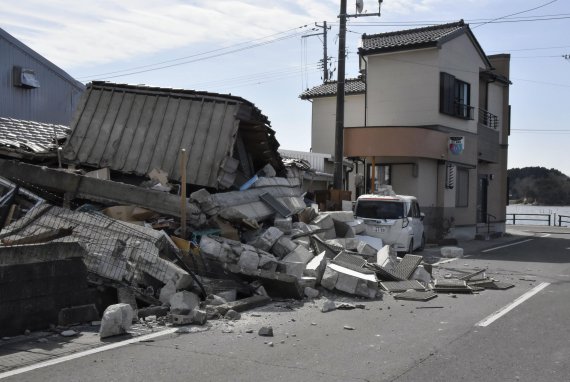 17일 일본 후쿠시마현 소마시에 있는 한 건물이 지진으로 무너져 있다. 전날 밤 일본 후쿠시마현 앞바다에서 발생한 규모 7.4의 지진으로, 최소 4명이 숨지고 107명이 부상을 당했다. AP뉴시스