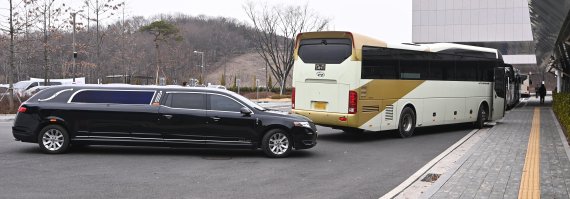 지난 17일 오후 경기도 화성시 함백산 추모공원 화장장앞에 시신운구차량이 대기하고 있다. 최근 계절적 영향과 코로나19로 사망자가 급증하면서 화장시설이 부족해지자 정부가 전국 공설 화장시설 운영기간과 화장 횟수를 늘리기로 했다. 뉴시스 제공