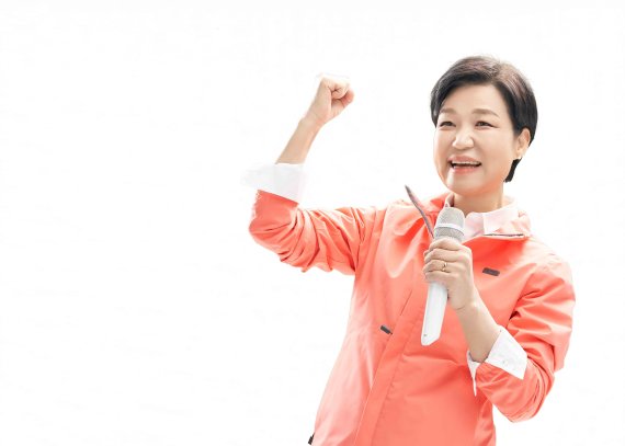 [대구=뉴시스]제8회 전국동시지방선거의 국민의힘 대구시장 예비후보 등록을 마친 이진숙 대구시장 예비후보(사진=이진숙 예비후보 제공) 2020.03.17. photo@newsis.com *재판매 및 DB 금지