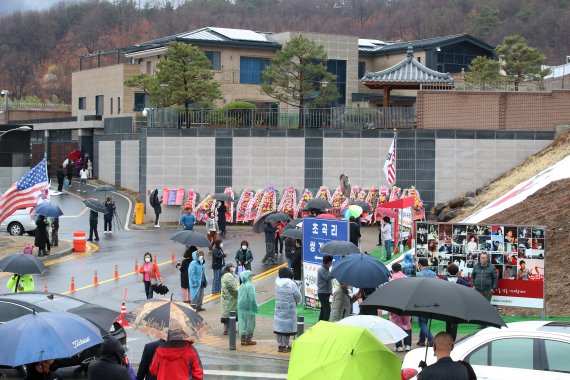 13일 오후 비가 내리는 날씨에도 대구 달성군 유가읍 쌍계리 박근혜 전 대통령 사저 주변이 휴일 구경 인파로 붐비고 있다. 2022.3.13.사진=뉴스1