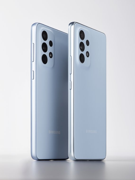 삼성전자 새 5세대(5G) 중저가폰인 '갤럭시A53 5G'과 '갤럭시A33 5G' (삼성전자 제공)© 뉴스1