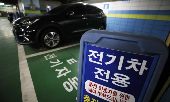 지난 1월 서울시내 한 전기차 충전소에서 충전을 하지 않는 차량이 주차된 모습. 2022.1.28/뉴스1 © News1 권현진 기자