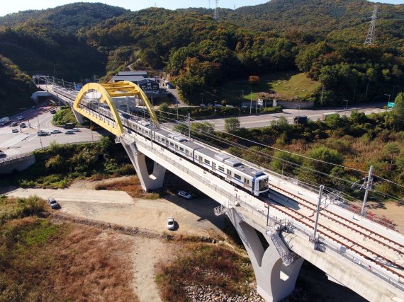 [서울=뉴시스] 서울도심과 남양주 진접역을 잇는 진접선 복선전철 건설사업이 완료돼 19일 개통한다. 사진은 진접선을 시험운행하는 열차의 모습.