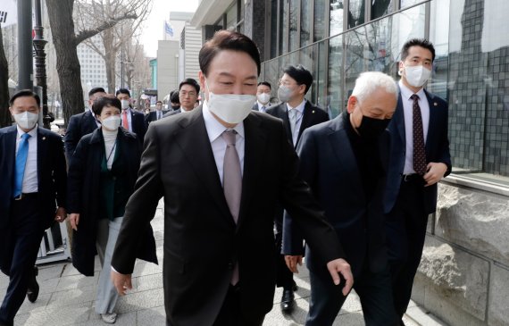 윤석열 대통령 당선인이 17일 서울 종로구 통의동 금융감독원 연수원에 마련된 집무실에서 점심을 먹기 위해 김한길 국민통합위원회 위원장, 장제원 비서실장, 김은혜 대변인과 함께 식당으로 이동하고 있다. 2022.3.17/뉴스1 © News1 국회사진취재단