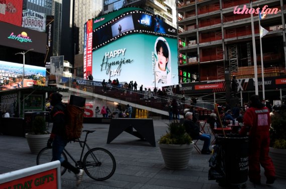 스키즈 현진, 美 뉴욕 타임스퀘어 빛내다…대형 전광판 '생일 광고'