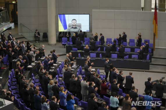 [베를린=AP/뉴시스] 볼로디미르 젤렌스키 우크라이나 대통령이 17일(현지시간) 독일 베를린의 국회의사당 라이히슈타크에서 화상 연설을 한 후 독일 의회 의원들이 기립박수를 보내고 있다. 202.03.18. *재판매 및 DB 금지