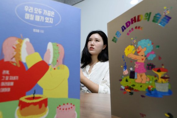 [서울=뉴시스] 박진희 기자 = 정지음 작가가 지난 11일 서울 중랑구 한 카페에서 뉴시스와 인터뷰 하고 있다. 2022.03.19. pak7130@newsis.com