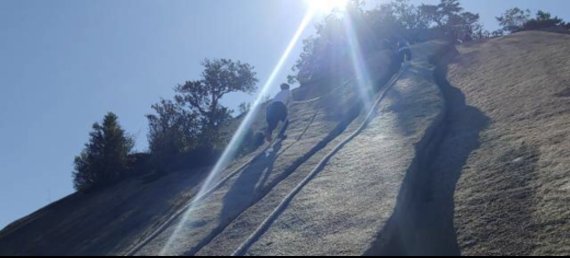 훼손된 수락산 기차바위 안전로프 © 뉴스1 (사진촬영 2020.9.20. 이상휼 기자)