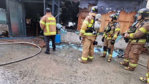 방화에 식당 외관과 집기류 등이 불에 탔다. (독자 송영훈씨 제공) © 뉴스1