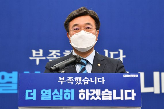 [서울=뉴시스] 김선웅 기자 = 당 일각에서 사퇴 압박을 받아온 윤호중 더불어민주당 공동비상대책위원장이 18일 오후 서울 여의도 국회에서 거취 관련 입장을 밝히고 있다.<div id='ad_body3' class='mbad_bottom' ></div> (공동취재사진) 2022.03.18. photo@newsis.com /사진=뉴시스