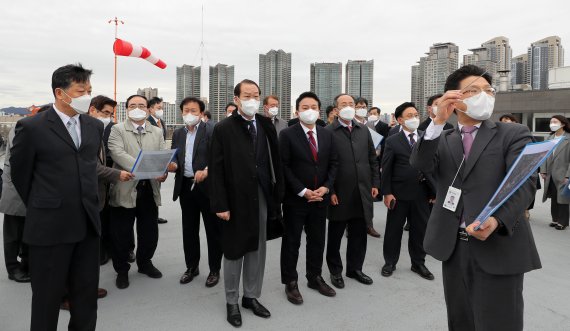 [서울=뉴시스] 국회사진기자단 = 권영세 대통령직인수위원회 부위원장 등 인수위원회 관계자들이 18일 대통령 집무실 후보지인 서울 용산구 국방부 청사를 둘러보고 있다. 2022.03.18. photo@newsis.com