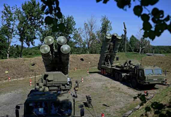2020년 8월11일(현지시간) 러시아 칼리닌그라드 지역의 군사 기지에서 러시아군이 S-400 지대공 방어 시스템을 훈련하고 있다. 2020.08.11/news1 © 로이터=뉴스1 © News1 김민수 기자