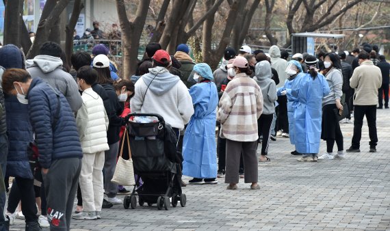 코로나19 신규 확진자가 33만4708명으로 집계된 20일 오전 대구 달서구보건소 선별진료소에서 시민들이 검사를 받기 위해 대기하고 있다. 뉴시스 제공.