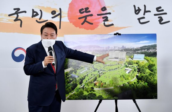 윤석열 대통령 당선인이 20일 서울 삼청동 한국금융연수원 별관에 마련된 대통령직인수위원회에서 기자회견을 갖고 새 대통령 집무실의 용산 국방부 청사 이전계획을 직접 설명하고 있다. 사진=서동일 기자