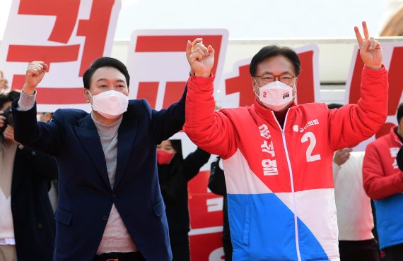 윤석열 대통령 당선인이 후보 시절인 지난 3일 오후 충남 공주시 공산성 앞 광장에서 열린 유세에서 정진석 국회부의장과 함께 지지를 호소하고 있다. 사진=뉴스1