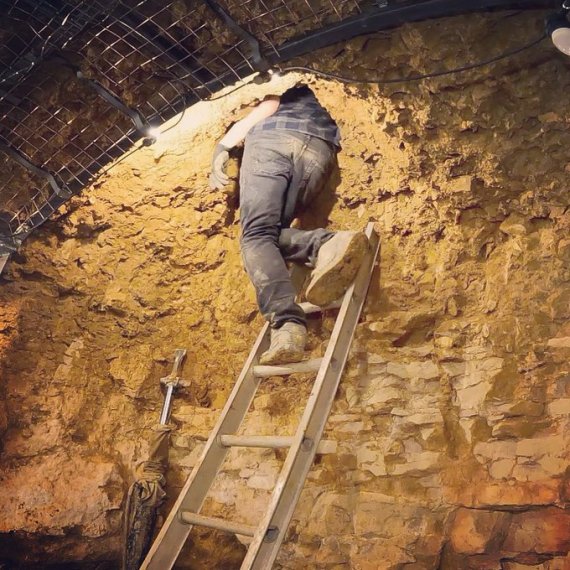 [서울=뉴시스] 영국의 발명가 콜린퍼즈가 땅굴을 파고 있다 (출처 : Colin Furze 페이스북 캡처) 2021.03.21. *재판매 및 DB 금지