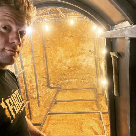 [서울=뉴시스] 영국의 발명가 콜린 퍼즈가 땅굴 앞에서 미소를 짓고 있다 (출처 : Colin Furze 페이스북 캡처) 2021.03.21. *재판매 및 DB 금지