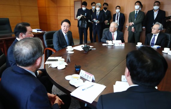 윤석열 대통령 당선인이 21일 서울 종로구 효자로 대통령직인수위원회에서 열린 경제 6단체장과의 오찬 회동에 앞서 인사말을 하고 있다. 사진=뉴시스화상