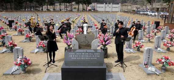 21일 오후 대전 유성구 국립대전현충원 천안함 46용사 전사자 묘역에서 의전단과 대전지역 음악인들이 '서해수호의 날' 추모 연주를 하고 있다. 사진=뉴스1