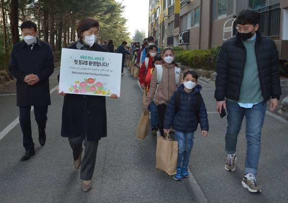 울산에 정착한 아프간 특별기여자 자녀들이 21일 노옥희 울산시교육감(왼쪽 두번째)과 함께 첫 등굣길에 나서고 있다. /사진=울산시교육청 제공