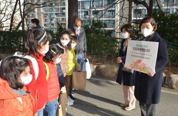 노옥희 울산시교유감이 21일 첫 등교에 나선 아프가니스탄 특별기여자 자녀들의 등교 현장을 찾아 아이들을 격려하고 있다. /사진=울산시교육감 제공