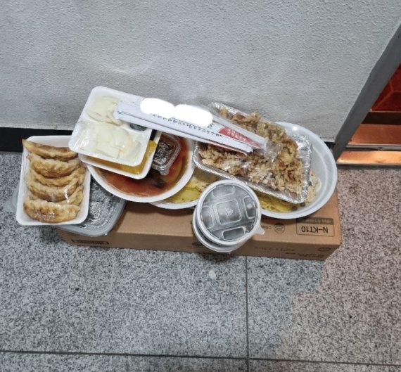 고객이 배달받은 음식. 아기 물티슈 상자 위에 음식이 올려져 있다. (온라인 커뮤니티 갈무리) © 뉴스1