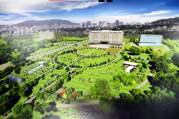 [서울=뉴시스] 최진석 기자 = 윤석열 대통령 당선인이 20일 서울 종로구 삼청동 한국금융연수원 별관에 마련된 대통령직인수위원회에서 청와대 대통령 집무실의 용산 국방부 청사 이전 관련 기자회견을 하면서 공개한 조감도 (공동취재사진) 2022.03.20. photo@newsis.com