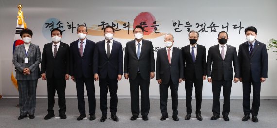 윤석열 대통령 당선인이 21일 서울 삼청동 대통령직인수위원회에서 경제6단체장과 오찬 회동에 앞서 기념촬영을 하고 있다. 왼쪽부터 김기문 중소기업중앙회 회장, 허창수 전국경제인연합회 회장, 최태원 대한상공회의소 회장, 윤 당선인, 손경식 한국경영자총협회 회장, 최진식 한국중견기업연합회 회장, 구자열 한국무역협회 회장 사진=박범준 기자