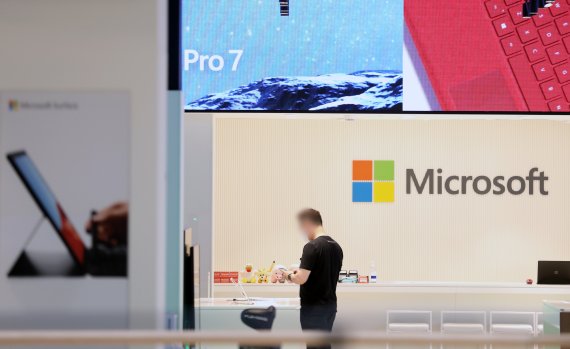 [서울=뉴시스] 조성우 기자 = 마이크로소프트(MS)가 미국의 대형 게임업체 액티비전 블리자드를 687억 달러(약 81조 9000억 원)에 인수한다. MS가 지난 2016년 링크드인을 262억 달러(약 31조 2000억 원)에 인수한 이후 최대 규모다. 19일 오후 서울 영등포구 여의도 더현대 서울 내 MS 공식 인증 판매점의 모습이 보이고 있다. 2022.01.19. xconfind@newsis.com