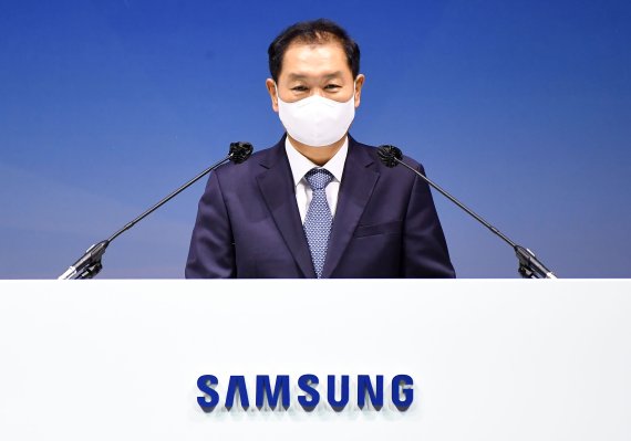 [수원=뉴시스] 김종택기자 = 한종희 삼성전자 대표이사 부회장(DX부문장)이 16일 오전 경기도 수원시 영통구 수원컨벤션센터에서 열린 제53기 삼성전자 정기주주총회에서 인사말을 하고 있다. 2022.03.16. jtk@newsis.com