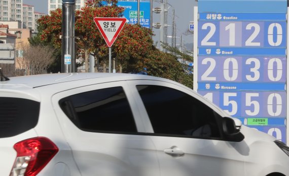 전국 휘발유 평균 판매 가격이 9년여 만에 2000원을 넘어선 16일 제주시 한 주유소에서 휘발유를 리터당 2120원, 경유를 2030원에 판매하고 있다. 2022.3.16/뉴스1 © News1 오현지 기자
