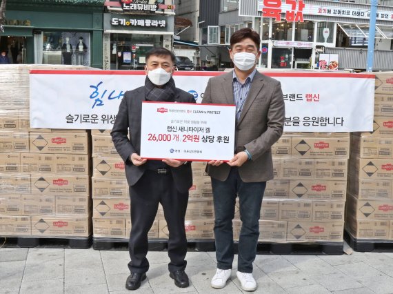 21일 손소독제 전달식에서 애경산업 송기복 상무(오른쪽)와 마포상인연합회 박세권 회장이 기념촬영을 하고 있다.