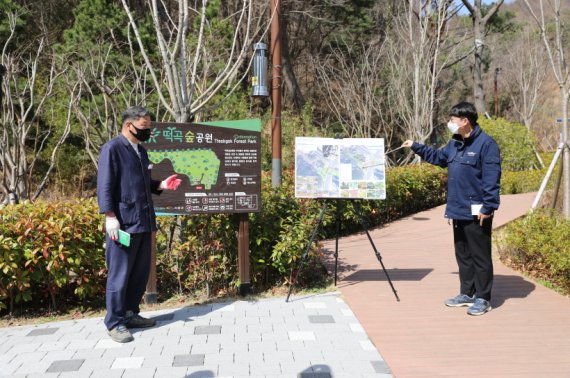 ▲ 오규석 기장군수는 지난 14일일광신도시 일원 ‘떡곡숲공원’ 현장을 방문해 시설을 점검했다. 기장군 제공