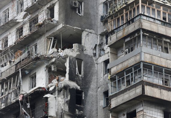 지난 18일 러시아군의 무차별 공격으로 폐허가 된 우크라이나 동남부 마리우폴 아파트 모습. 사진=뉴스1