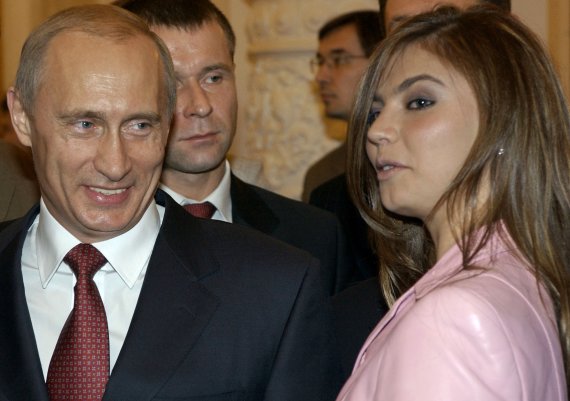 블라디미르 푸틴 러시아 대통령과 그의 연인으로 알려진 전직 체조선수 알리나 카바예바(오른쪽). /사진=AP뉴시스