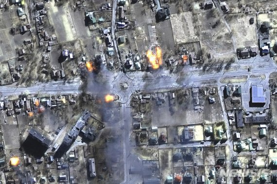 해당 사진은 막사테크놀로지가 제공한 위성사진으로 16일(현지시간) 우크라이나 북동부 체르니히우 주택가의 건물들이 러시아의 공격으로 불타고 있다. 사진=뉴시스