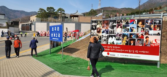 박근혜 전 대통령이 오는 24일 낮 12시께 대구시 달성군 유가읍 사저에 입주할 것으로 보인다. 박 전 대통령의 사저 입주 소식이 알려진 뒤 22일 오후 사저 주변은 여느 평일과 달리 많은 시민들로 북적였다. 사진=김장욱 기자