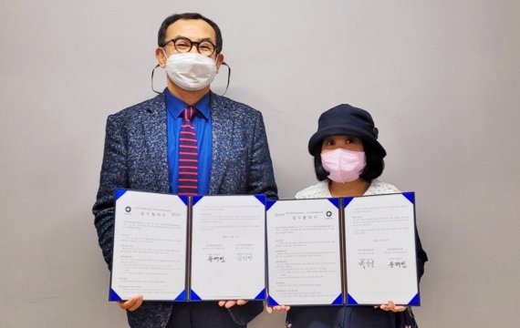 [청주=뉴시스] 청주시문화산업진흥재단·공예문화협동조합 업무협약. 청주문화재단 박상언(왼쪽) 대표이사와 청주공예문화협동조합 송재민 이사장. (사진=청주문화재단 제공) photo@newsis.com *재판매 및 DB 금지