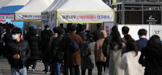 스텔스 오미크론 검출률이 41%를 넘은 지난 21일 서울 중구 서울역광장에 마련된 임시선별검사소에 검사를 받으려는 시민들이 줄 지어 서있다. 사진=뉴스1