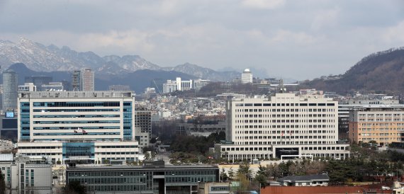 서울 용산구 소재 합동참모본부 청사(왼쪽)과 국방부 청사 본관. 사진=뉴스1