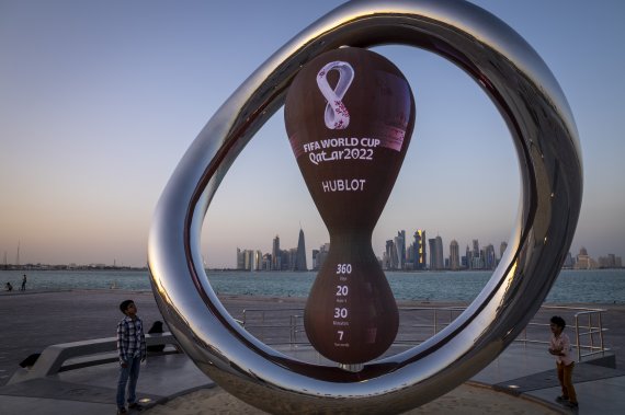 카다르의 수도 도하에 전시된 카타르월드컵 기념 조형물. /사진=AP뉴시스