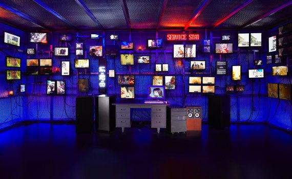 [서울=뉴시스] 이탈리아 명품 브랜드 구찌(Gucci)가 전시 '구찌 가든 아키타이프 : 절대적 전형' 관람 기간을 2주 연장했다. 사진은 '구찌 가든 아키타이프 : 절대적 전형', 컨트롤 룸. (사진=구찌 제공) 2022.03.23. photo@newsis.com *재판매 및 DB 금지