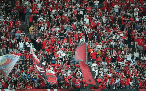 11일 서울 마포구 상암월드컵경기장에서 열린 축구 국가대표팀 평가전 대한민국과 이란의 경기에서 관중들이 응원을 하고 있다. 2019.6.11/뉴스1 © News1 허경 기자