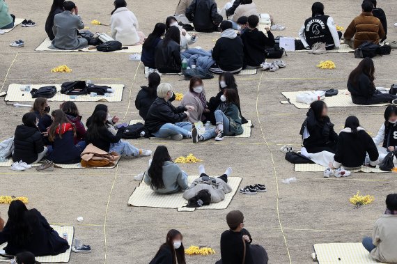 서울 시내의 한 대학의 잔디밭에 학생들이 거리두기를 하고 앉아있다. /사진=뉴시스